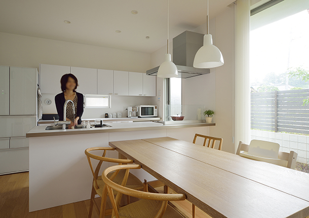 白い対面キッチンがあるナチュラルなLDK・デザイン住宅