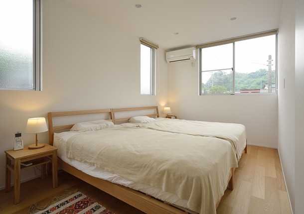 ベッドを二台並べることが出来るシンプルな寝室・デザイン住宅