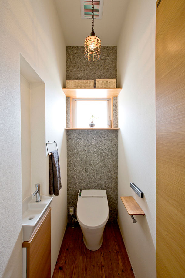 薄型手洗いと正方形の窓があるシンプルなトイレ・デザイン住宅