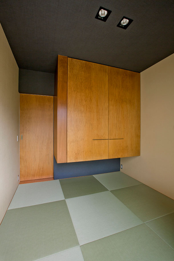 浮かせた収納がある琉球畳のモダンな和室・デザイン住宅
