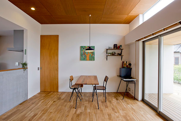木の天井や木のダイニングテーブルがあるナチュラルで北欧風のLDK・デザイン住宅