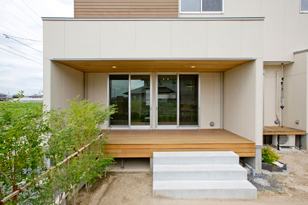 木目の軒天井を取りつけた縁側がある住まい・デザイン住宅