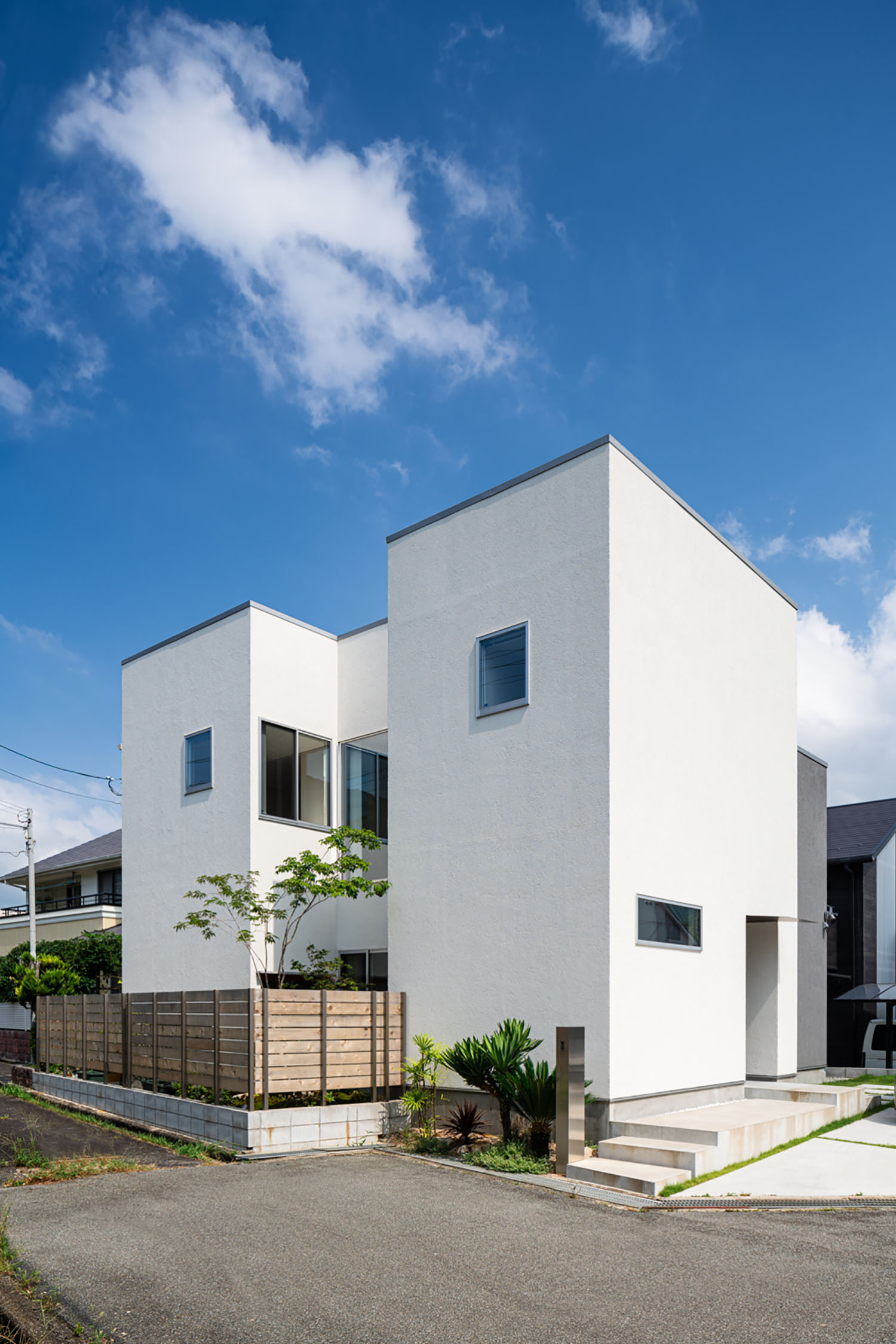 白いキューブ状の外観で、中庭がある住宅・ホビールームのある家 注文住宅・デザイン住宅建築実例_『CASE684  ホビールームのある家』_外観