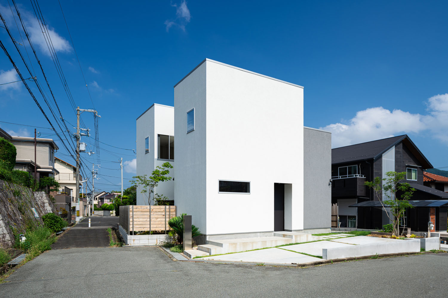 住宅街に建つ白いキューブ状の外観の住宅・ホビールームのある家 注文住宅・デザイン住宅建築実例_『CASE684  ホビールームのある家』_外観