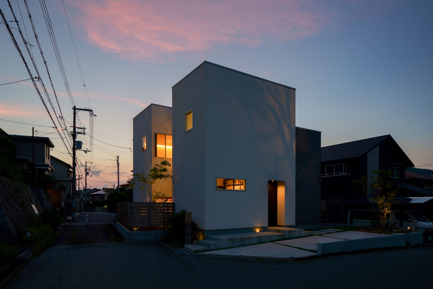 窓から室内の光が漏れるキューブ状の外観の住宅・ホビールームのある家 注文住宅・デザイン住宅建築実例_『CASE684  ホビールームのある家』_外観