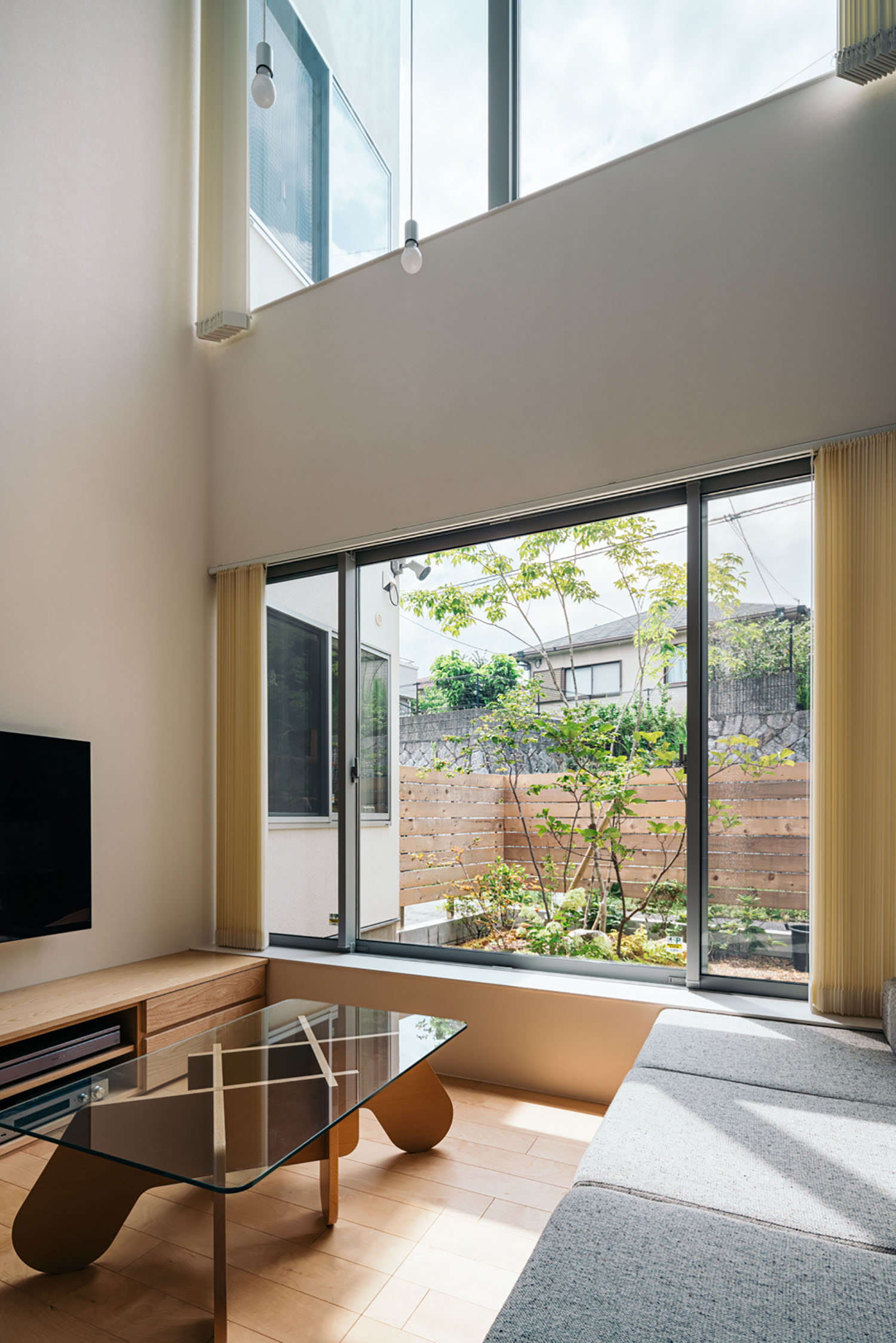 中庭に面した吹き抜けがあるLDK・ホビールームのある家 注文住宅・デザイン住宅建築実例_『CASE684  ホビールームのある家』_LDK