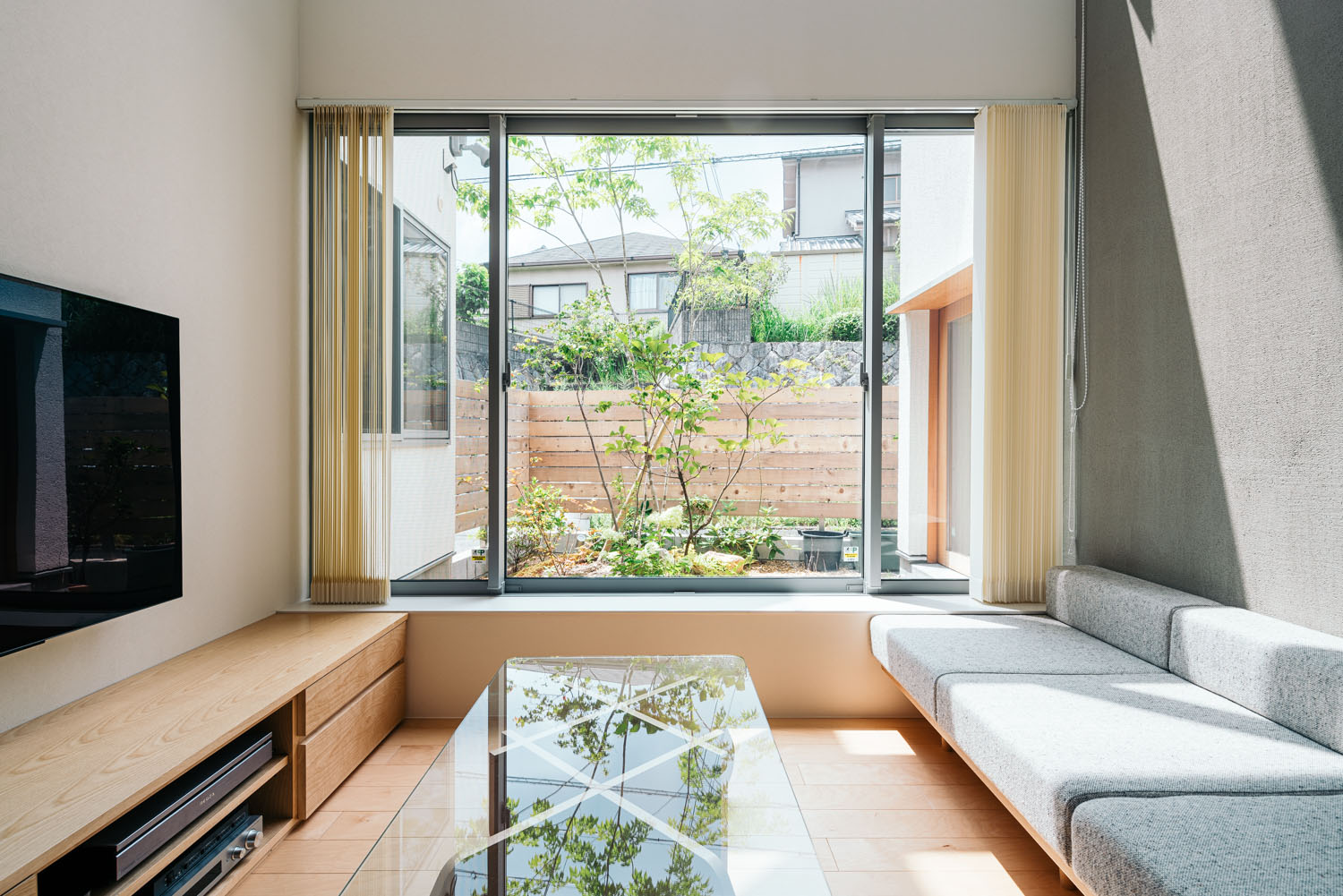 大きな窓から中庭の植栽が見えるLDK・ホビールームのある家 注文住宅・デザイン住宅建築実例_『CASE684  ホビールームのある家』_LDK