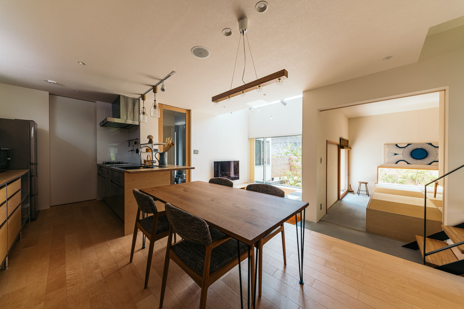 木材のインテリアを中心とした和室のあるLDK・ホビールームのある家 注文住宅・デザイン住宅建築実例_『CASE684  ホビールームのある家』_LDK