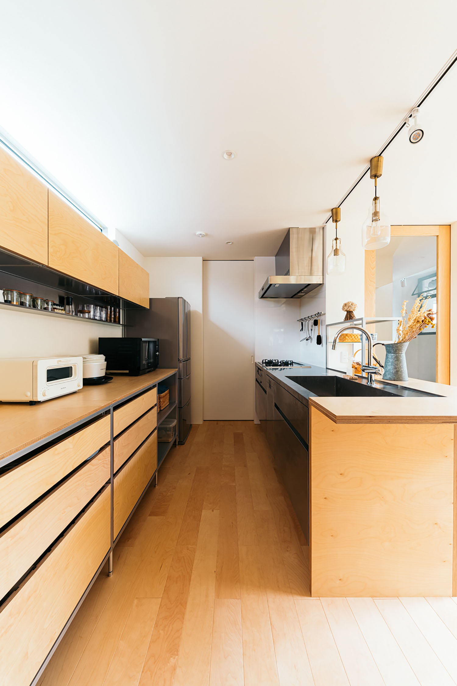 カップボードが木材で作られているキッチン・ホビールームのある家 注文住宅・デザイン住宅建築実例_『CASE684  ホビールームのある家』_キッチン