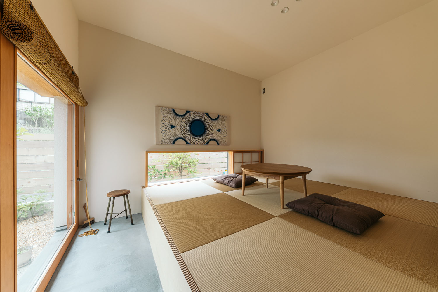 高さのある琉球畳を敷いた和室から中庭が見える様子・ホビールームのある家 注文住宅・デザイン住宅建築実例_『CASE684  ホビールームのある家』_和室