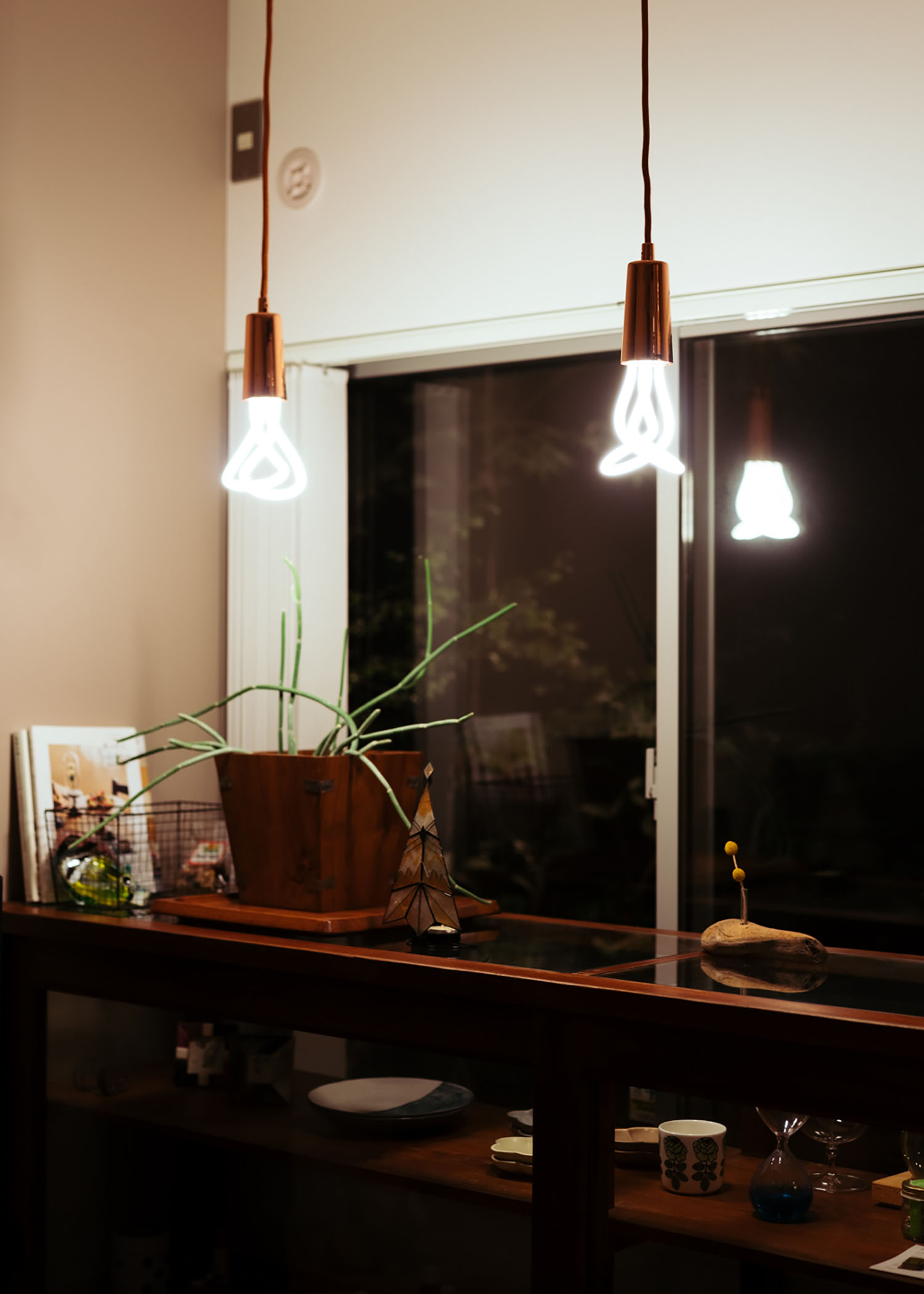 個性的なペンダントライトがある空間・ホビールームのある家 注文住宅・デザイン住宅建築実例_『CASE684  ホビールームのある家』_家具