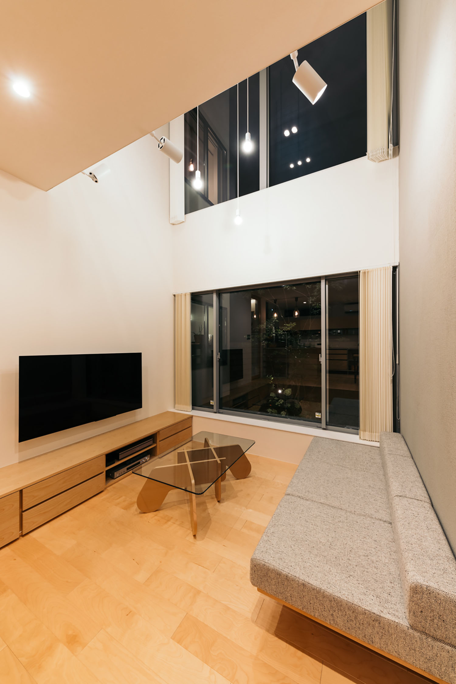 窓際が吹き抜けになっているLDK・ホビールームのある家 注文住宅・デザイン住宅建築実例_『CASE684  ホビールームのある家』_LDK