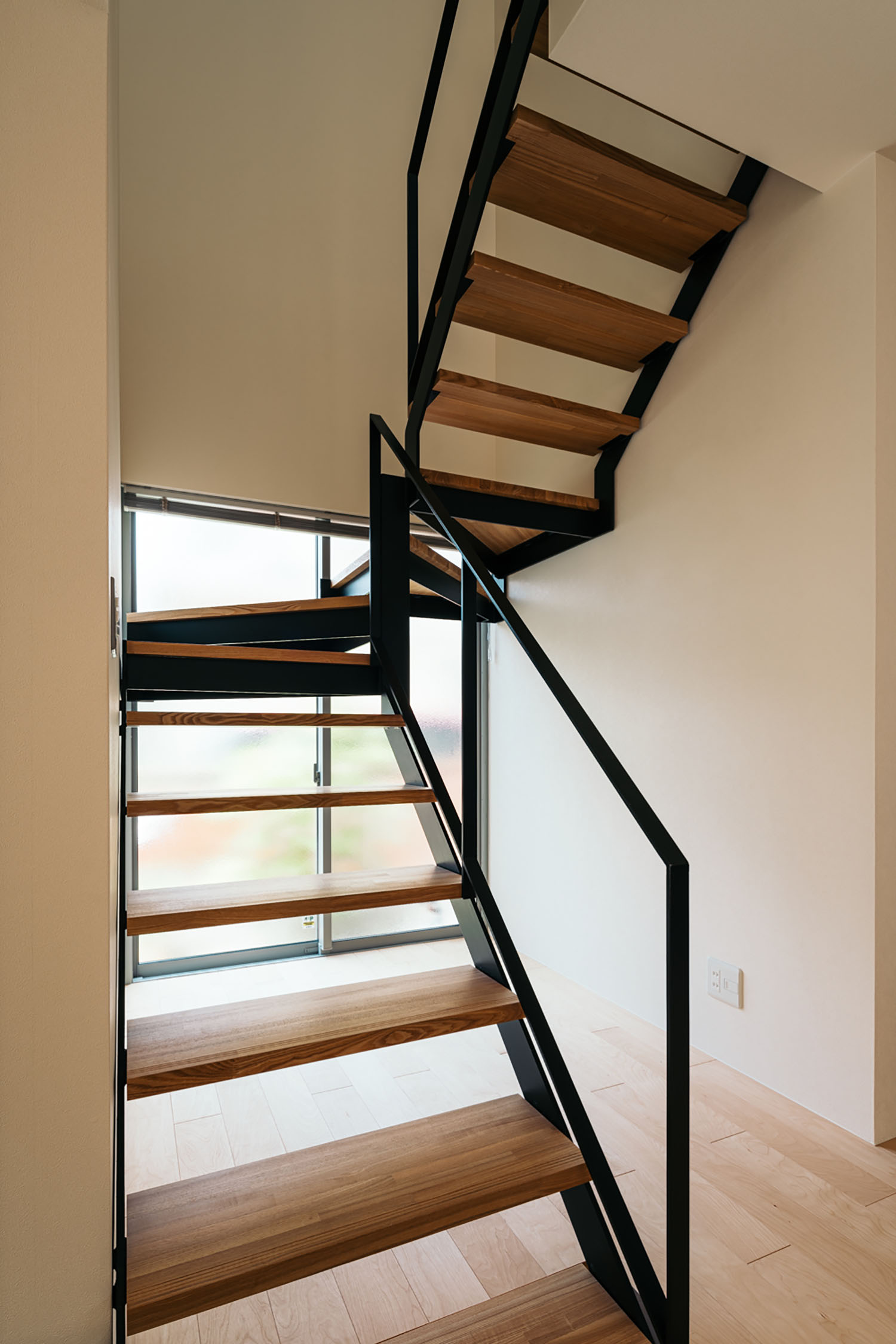 窓から光が入る木製のスケルトン階段・ホビールームのある家 注文住宅・デザイン住宅建築実例_『CASE684  ホビールームのある家』_階段