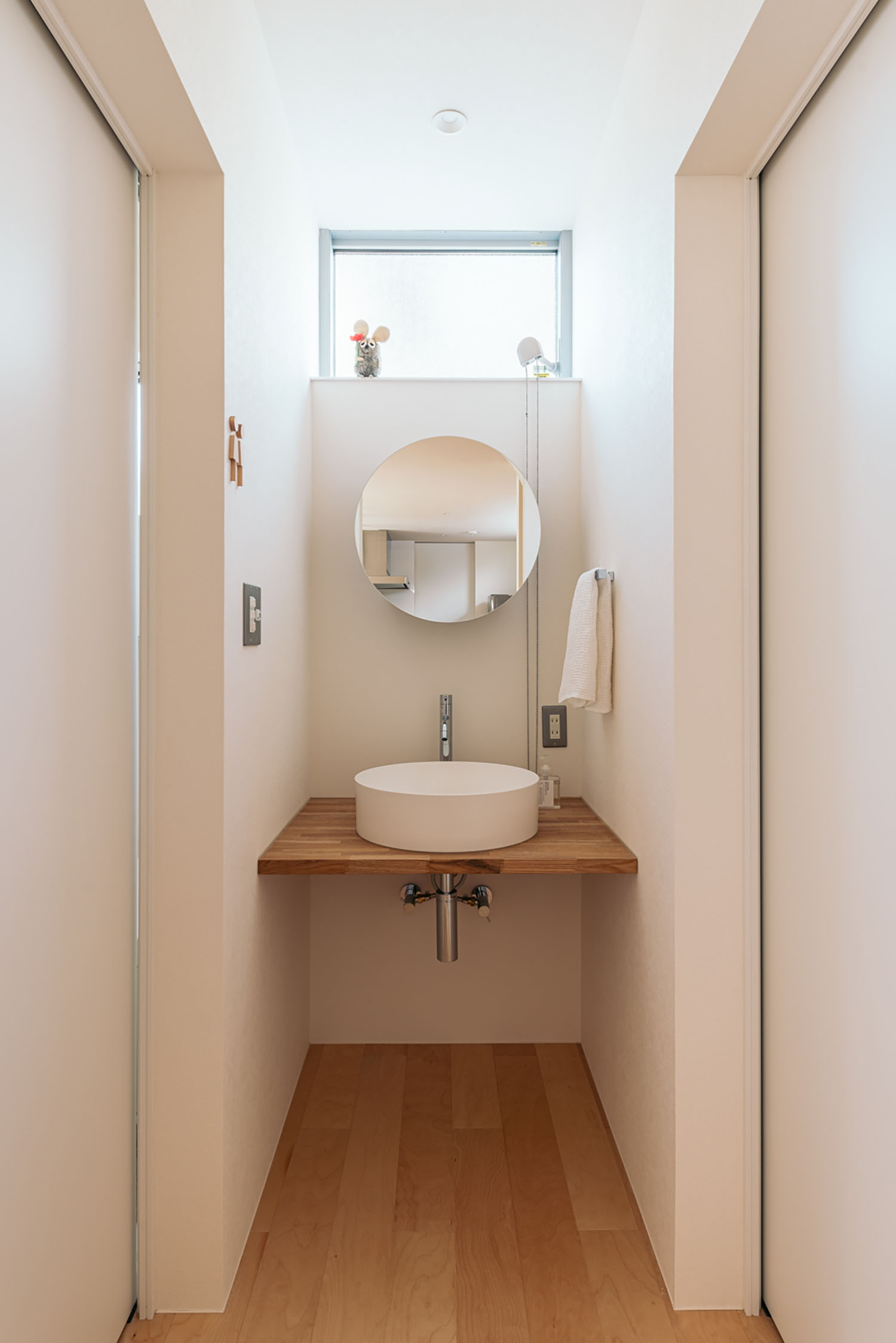 天井付近の窓から光が入る白を基調とした明るい洗面所・ホビールームのある家 注文住宅・デザイン住宅建築実例_『CASE684  ホビールームのある家』_浴室・洗面所