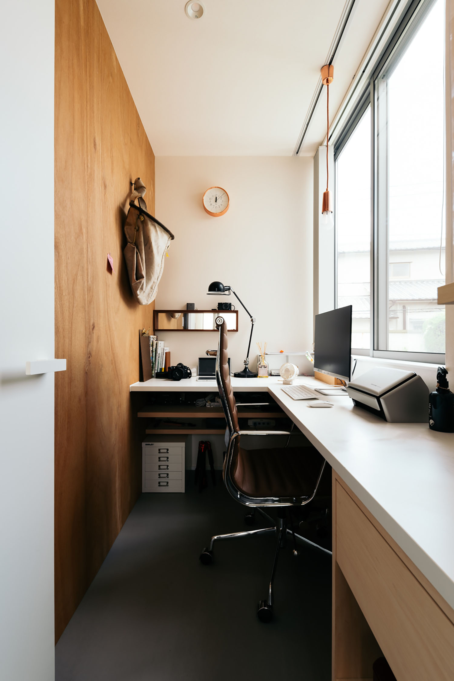 窓に面してデスクが置かれている書斎・ホビールームのある家 注文住宅・デザイン住宅建築実例_『CASE684  ホビールームのある家』_書斎