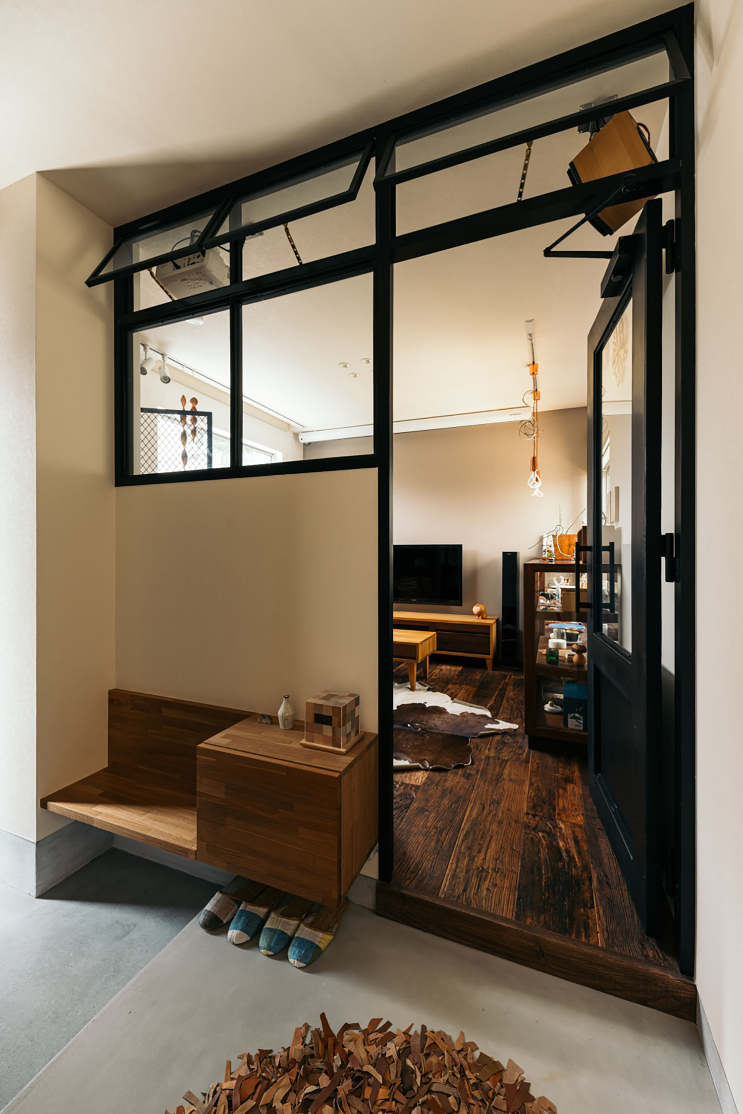 黒いフレームの室内窓で仕切られている空間・ホビールームのある家 注文住宅・デザイン住宅建築実例_『CASE684  ホビールームのある家』_ホビールーム