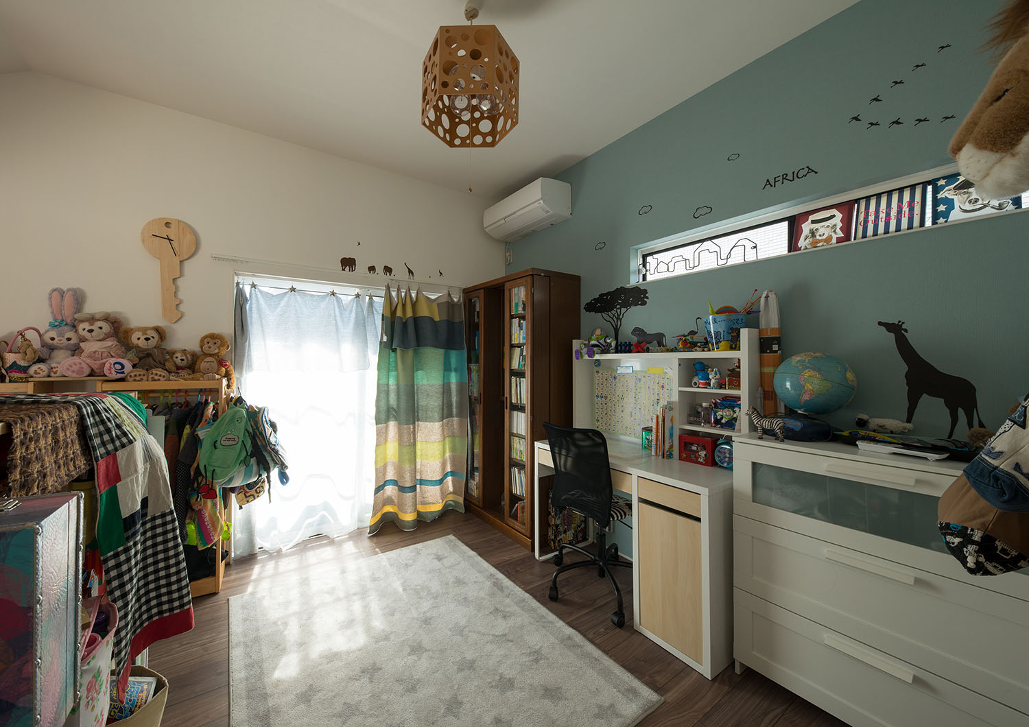 アクセントウォールにステッカーを貼った遊び心がある子供部屋・デザイン住宅 注文住宅・デザイン住宅建築実例_『CASE536 Preppy』_子供部屋