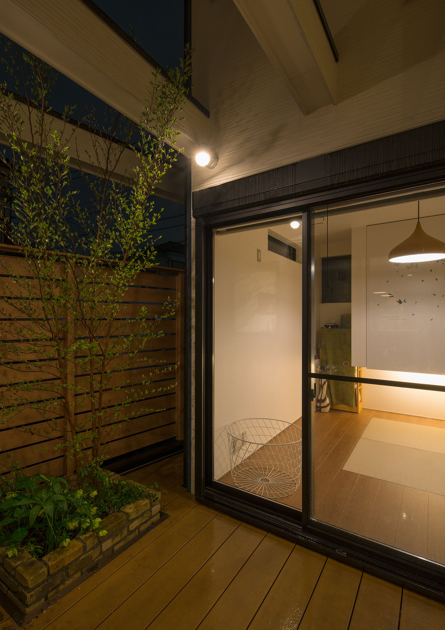 和室とフラットに繋がるウッドデッキの中庭・デザイン住宅 注文住宅・デザイン住宅建築実例_『CASE536 Preppy』_中庭