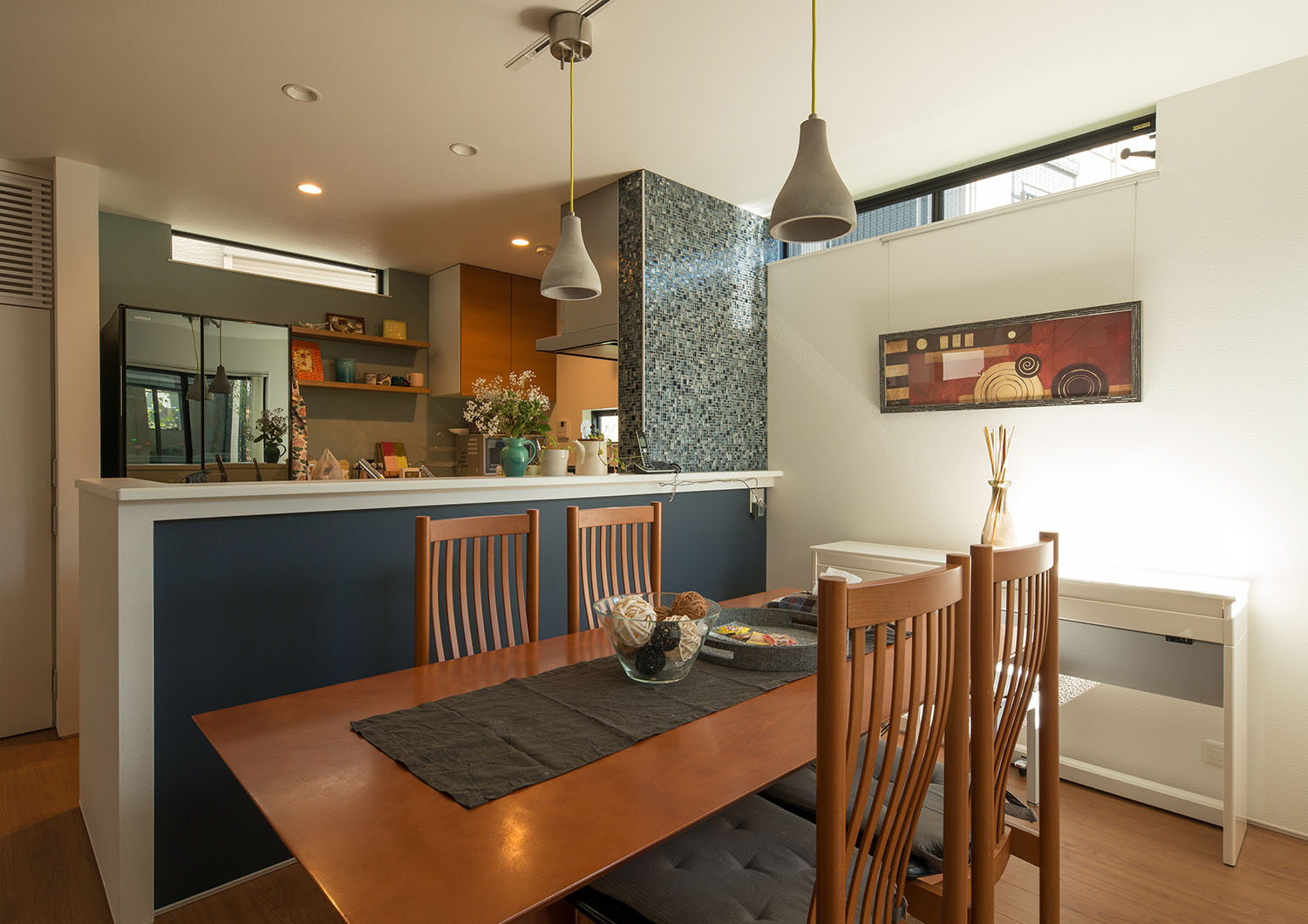 青い腰壁付きキッチンや木のダイニングテーブルがあるおしゃれなLDK・デザイン住宅 注文住宅・デザイン住宅建築実例_『CASE536 Preppy』_LDK