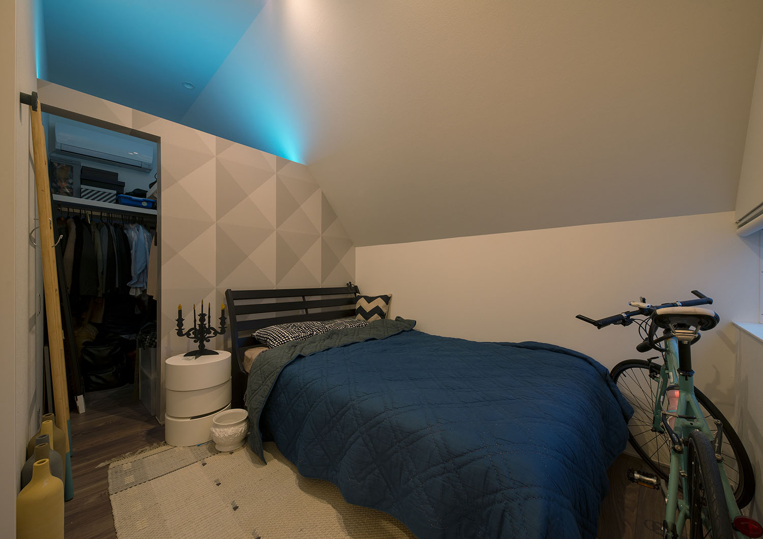 青いベッドを置き、壁に青い照明を取り付けた統一感のあるLDK・デザイン住宅 注文住宅・デザイン住宅建築実例_『CASE536 Preppy』_寝室