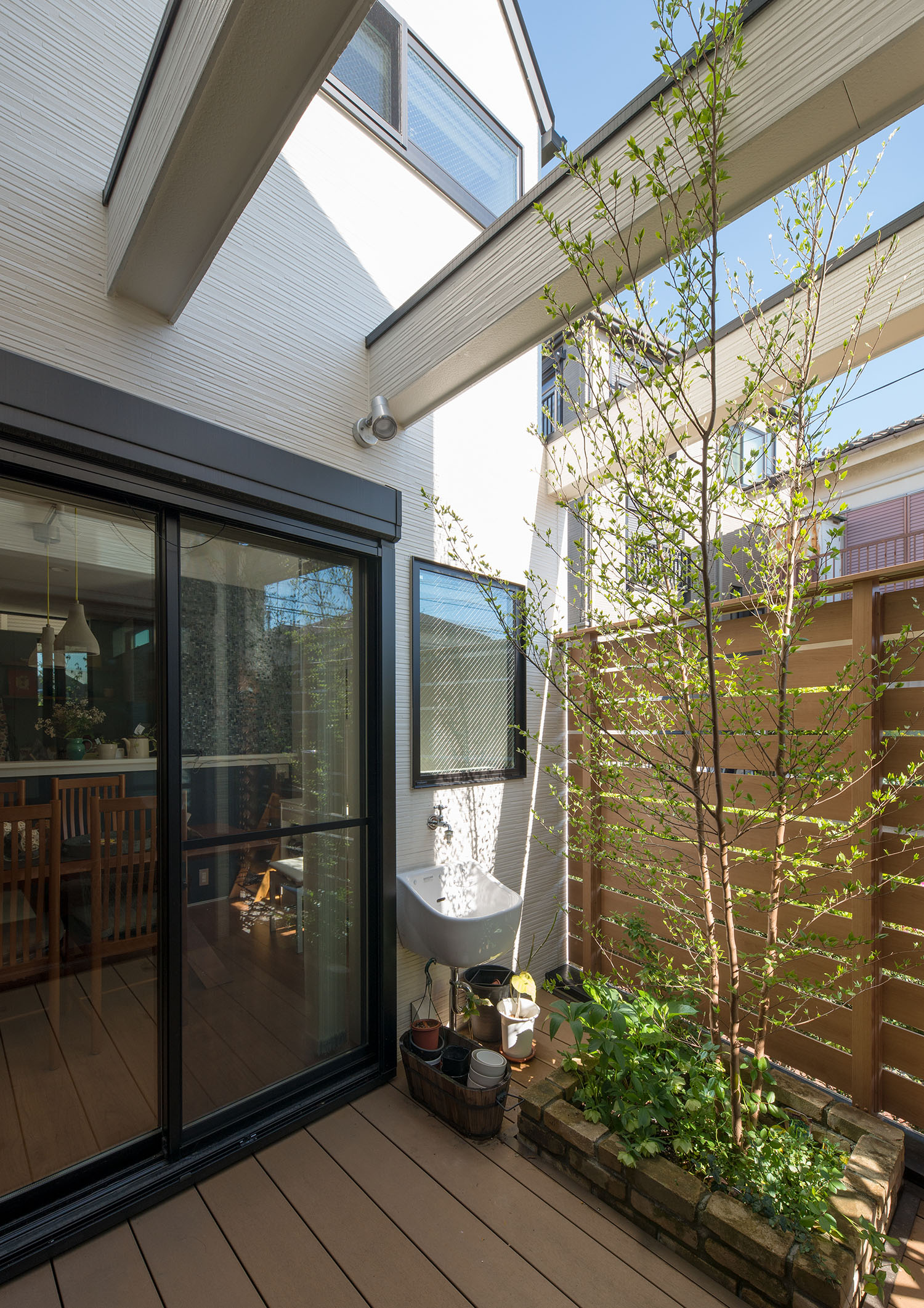 目隠し壁や植栽がある、ナチュラルなウッドデッキの中庭・デザイン住宅 注文住宅・デザイン住宅建築実例_『CASE536 Preppy』_中庭