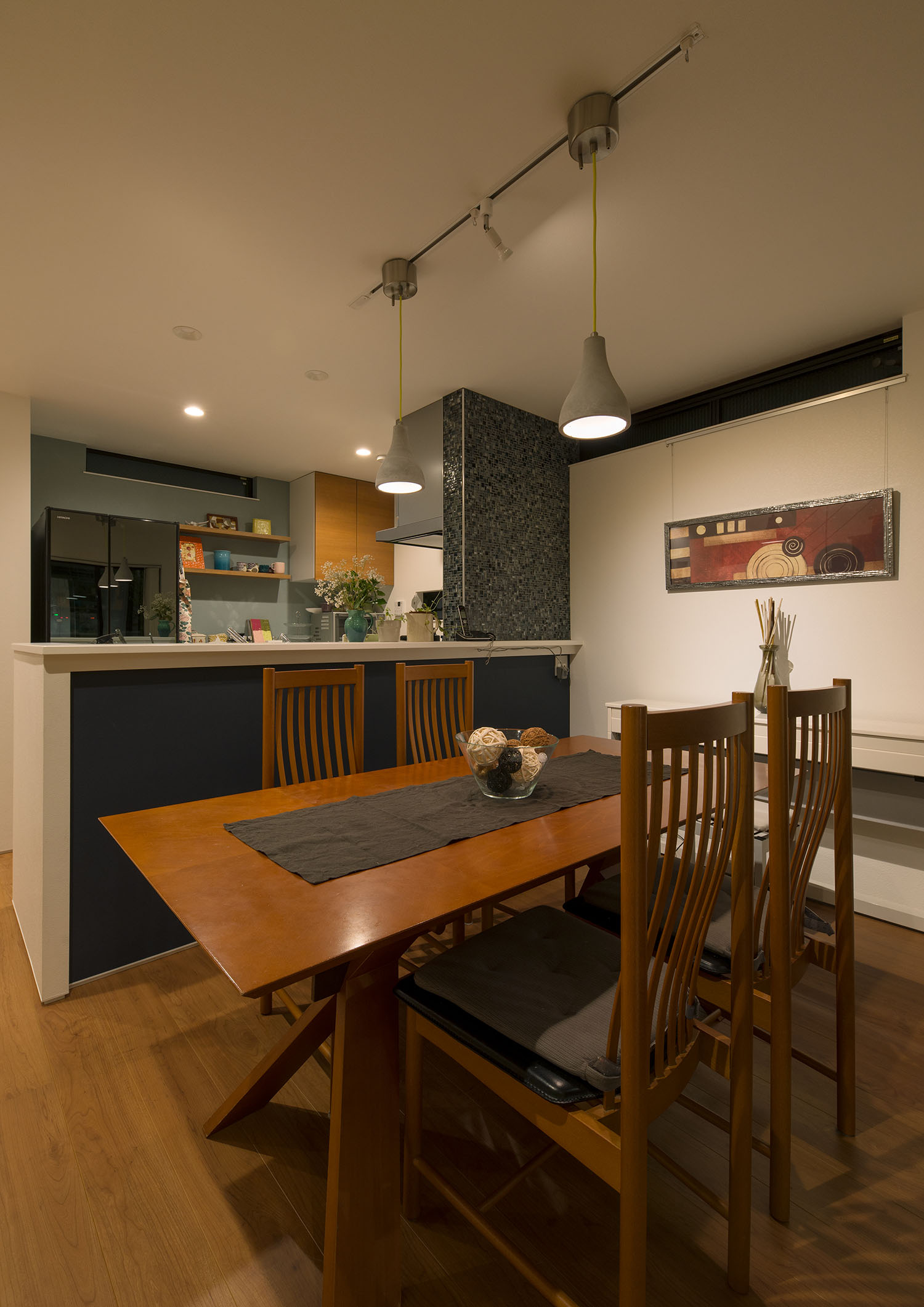 ペンダントライトに照らされた四人掛けのダイニングテーブルがあるLDK・デザイン住宅 注文住宅・デザイン住宅建築実例_『CASE536 Preppy』_LDK
