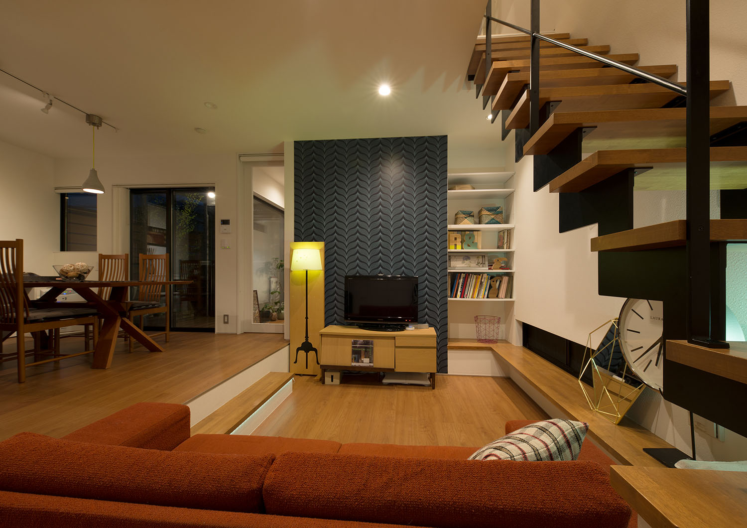 造作ベンチや壁付け棚があるダウンリビングのLDK・デザイン住宅 注文住宅・デザイン住宅建築実例_『CASE536 Preppy』_LDK