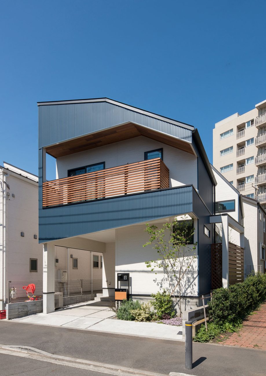 インナーガレージやバルコニーがある青い外壁の住まい・デザイン住宅 注文住宅・デザイン住宅建築実例_『CASE536 Preppy』_外観