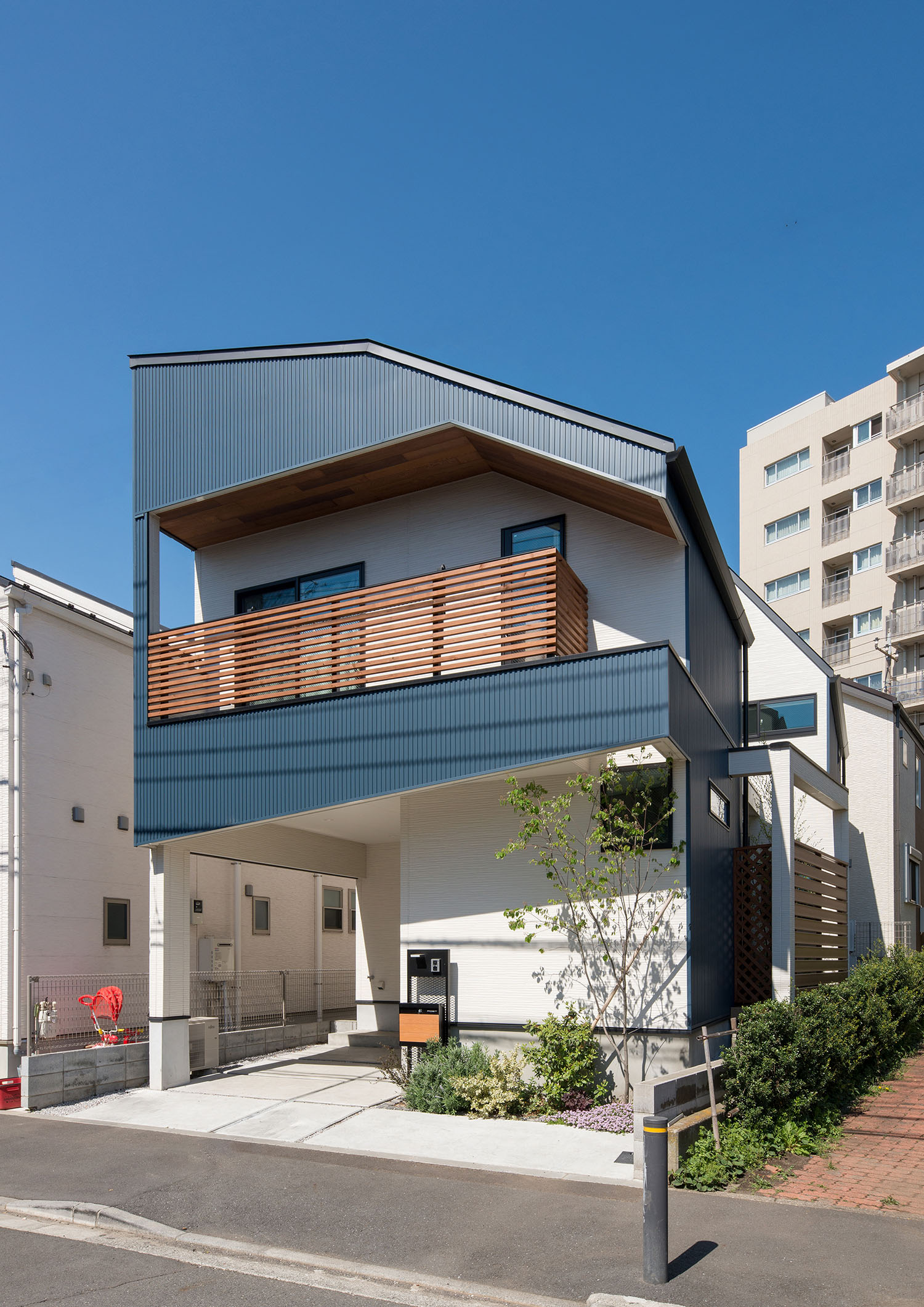 インナーガレージやバルコニーがある青い外壁の住まい・デザイン住宅 注文住宅・デザイン住宅建築実例_『CASE536 Preppy』_外観