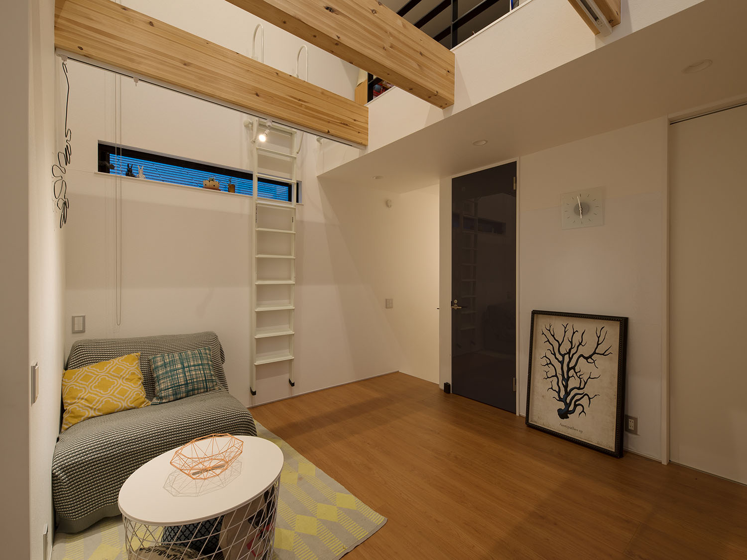 吹き抜けに面したロフトがある化粧梁のセカンドリビング・デザイン住宅 注文住宅・デザイン住宅建築実例_『CASE536 Preppy』_フリースペース