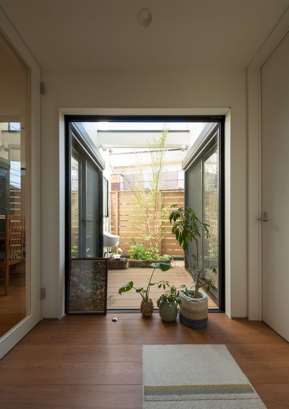 中庭に面した窓がある開放的な廊下・デザイン住宅 注文住宅・デザイン住宅建築実例_『CASE536 Preppy』_玄関