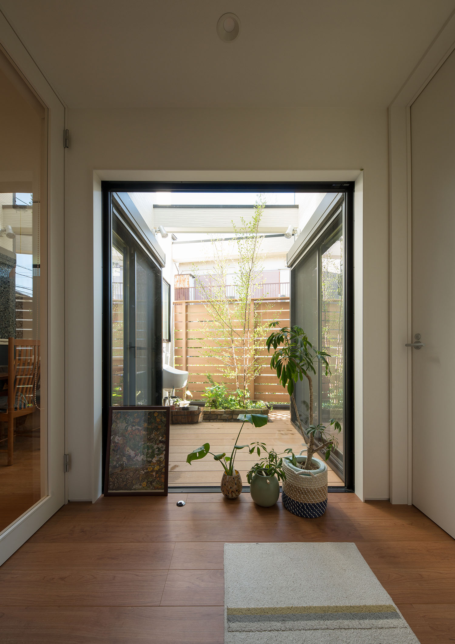 中庭に面した窓がある開放的な廊下・デザイン住宅 注文住宅・デザイン住宅建築実例_『CASE536 Preppy』_玄関