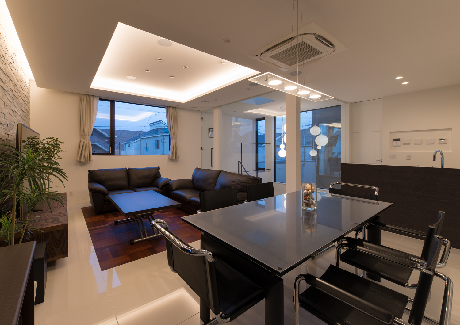 折り上げ天井部分や壁際に間接照明を取り付けたLDK・デザイン住宅 注文住宅・デザイン住宅建築実例_『CASE593 CAMP』_LDK