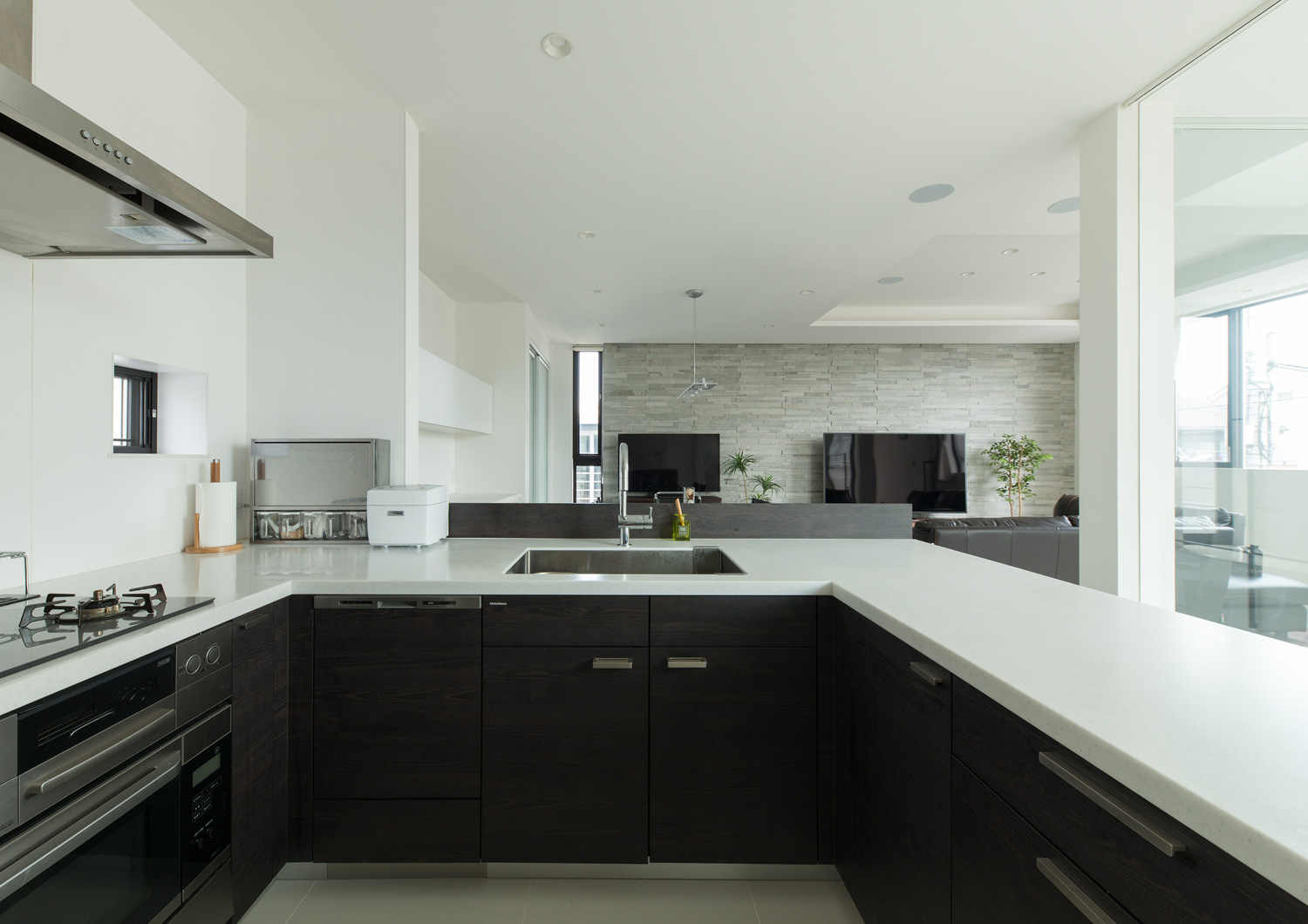 シンクがリビングに向かっているモノトーンのコの字型キッチン・デザイン住宅 注文住宅・デザイン住宅建築実例_『CASE593 CAMP』_キッチン