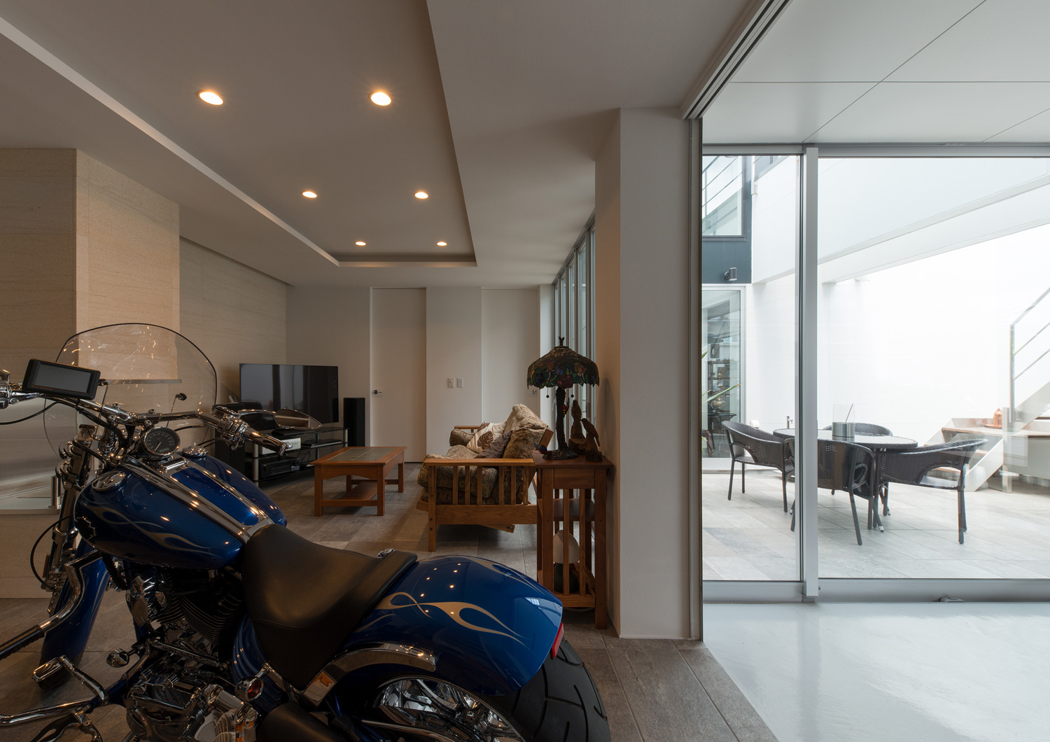 ガレージと繋がる、バイクを置くことが出来る趣味部屋・デザイン住宅 注文住宅・デザイン住宅建築実例_『CASE593 CAMP』_趣味部屋