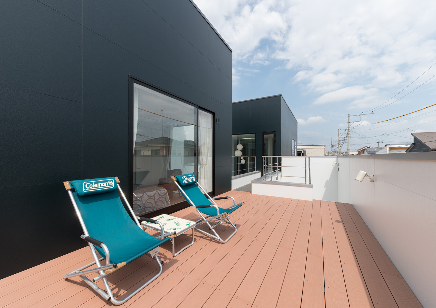 アウトドアチェアを置いたウッドデッキのルーフバルコニー・デザイン住宅 注文住宅・デザイン住宅建築実例_『CASE593 CAMP』_テラス・バルコニー