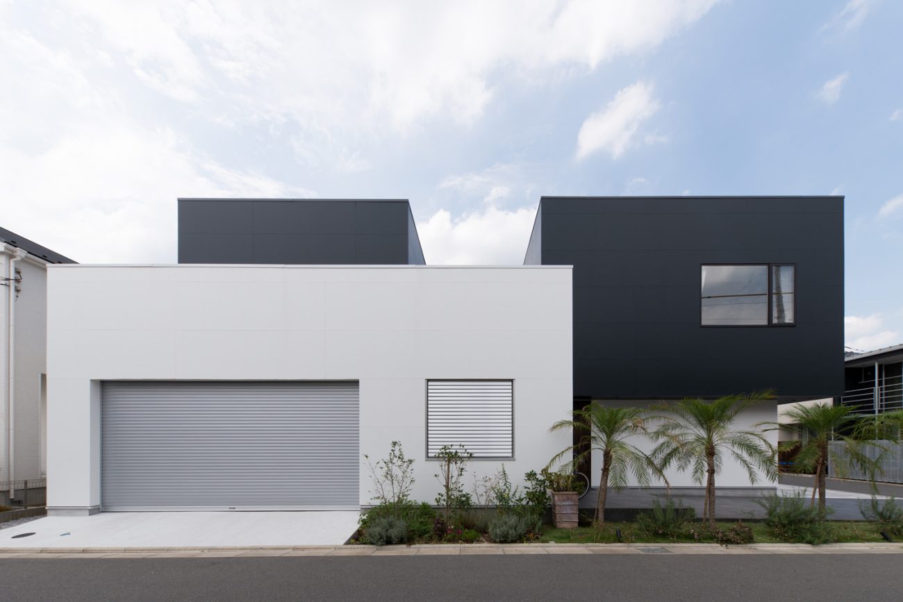 モノトーンの外観でインナーガレージのある家・デザイン住宅 注文住宅・デザイン住宅建築実例_『CASE593 CAMP』_外観