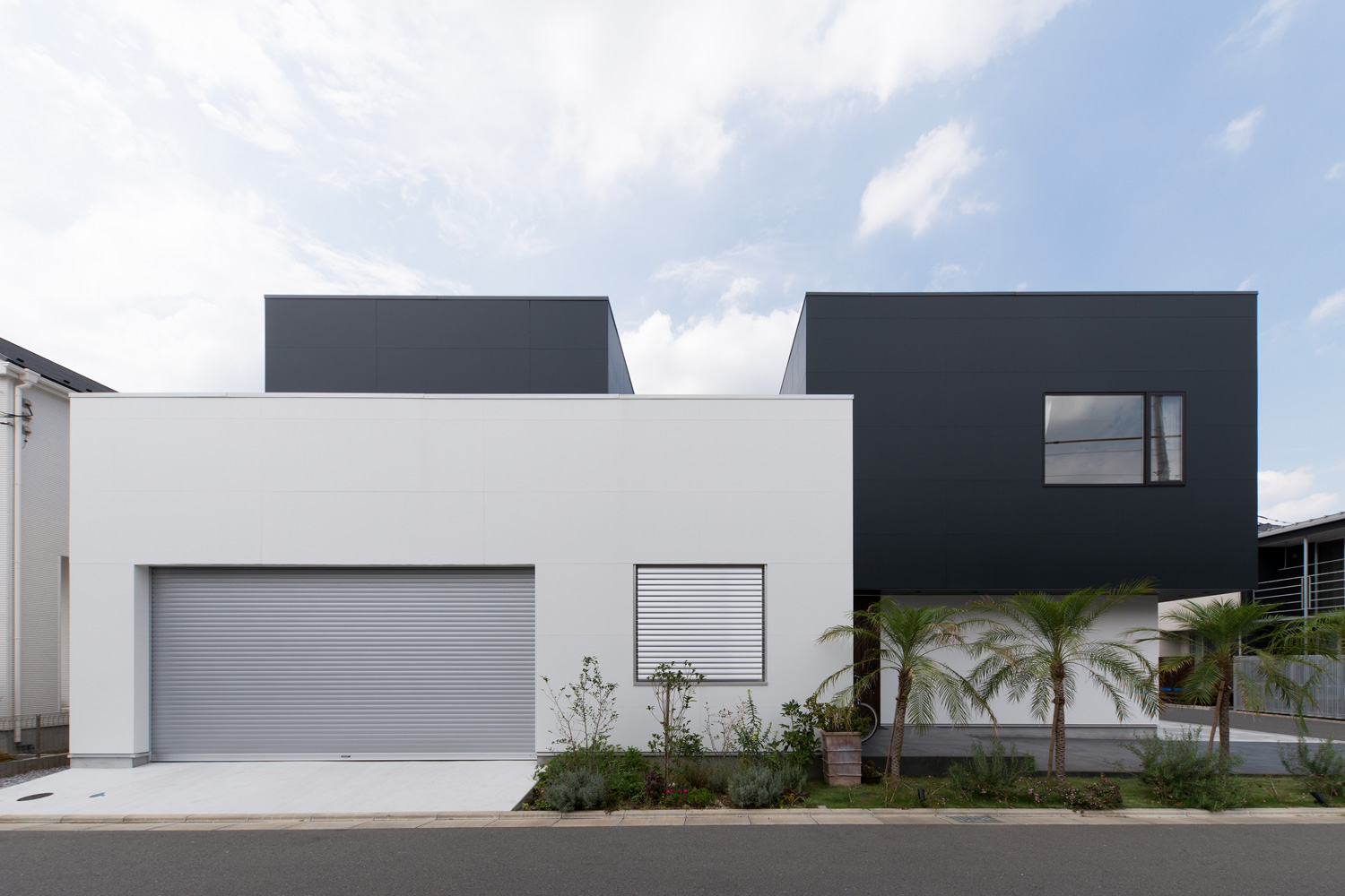 モノトーンの外観でインナーガレージのある家・デザイン住宅 注文住宅・デザイン住宅建築実例_『CASE593 CAMP』_外観