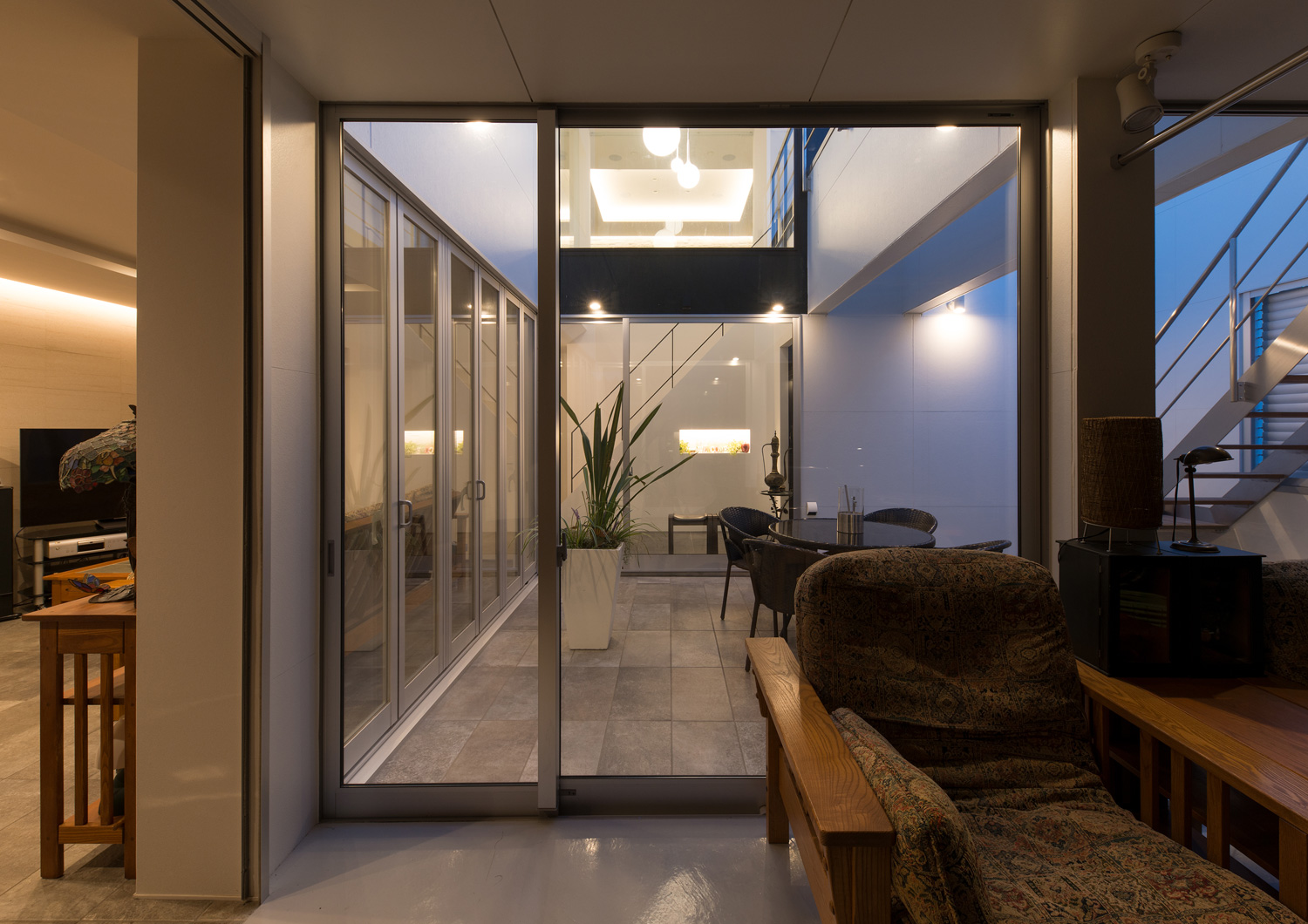 中庭とフラットに繋がる趣味部屋・デザイン住宅 注文住宅・デザイン住宅建築実例_『CASE593 CAMP』_中庭