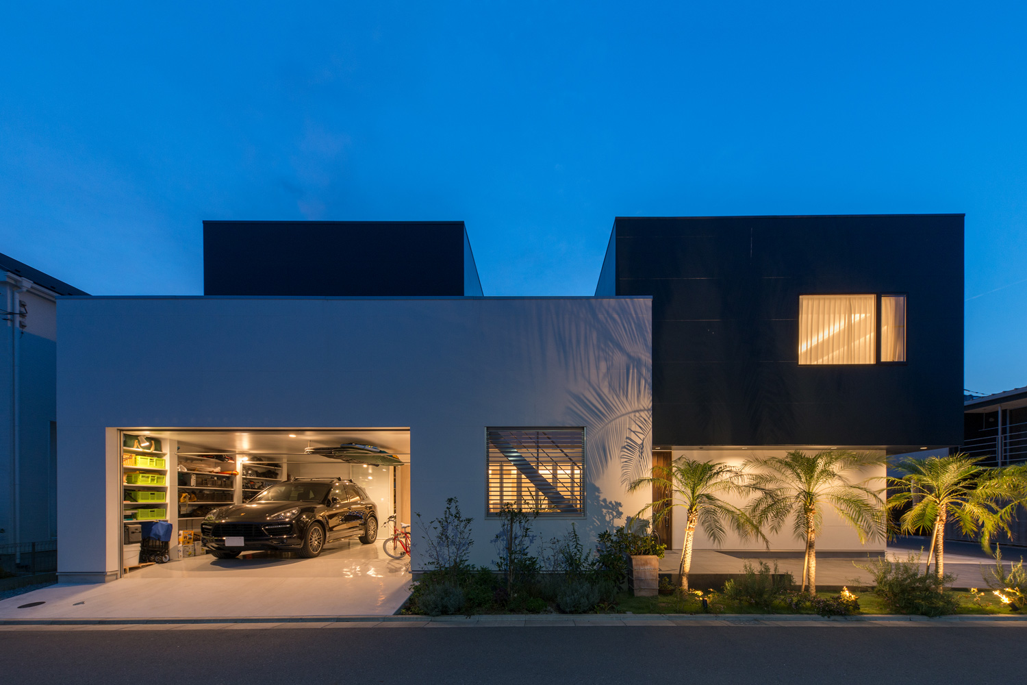 車を置くスペース以外に収納棚もあるインナーガレージがある家・デザイン住宅 注文住宅・デザイン住宅建築実例_『CASE593 CAMP』_外観