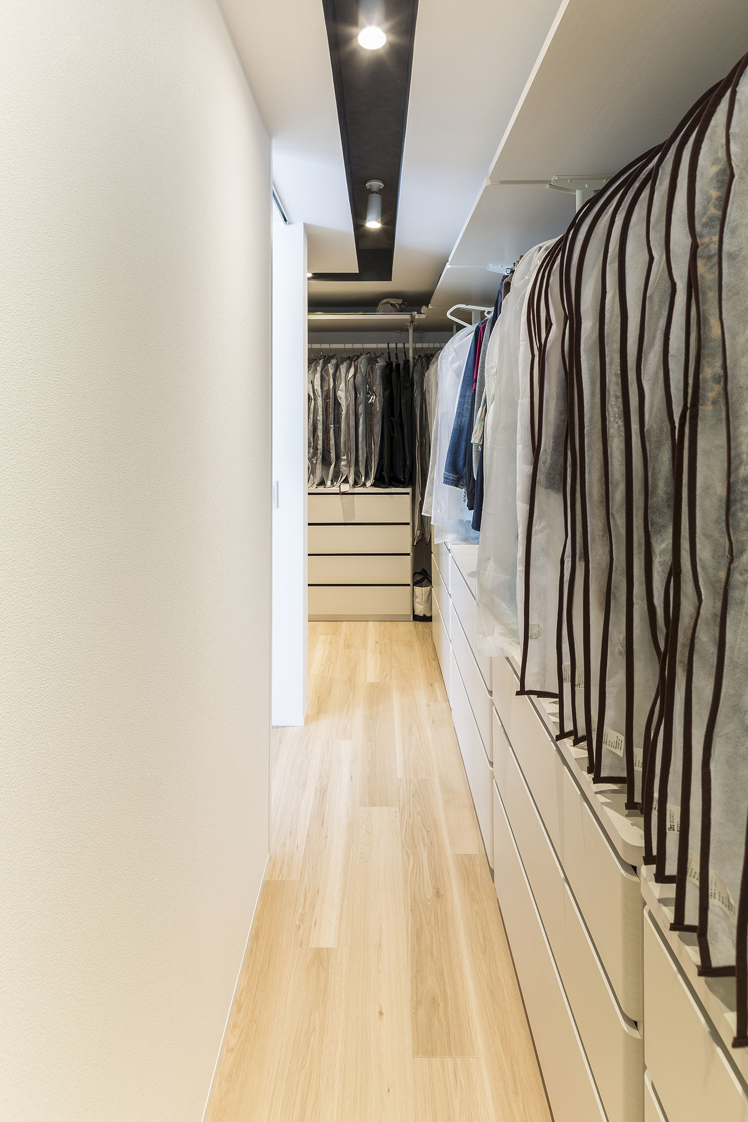 ハンガーラックと収納ボックスがあるウォークインクローゼット・デザイン住宅 注文住宅・デザイン住宅建築実例_『CASE476 3FLDK』_寝室