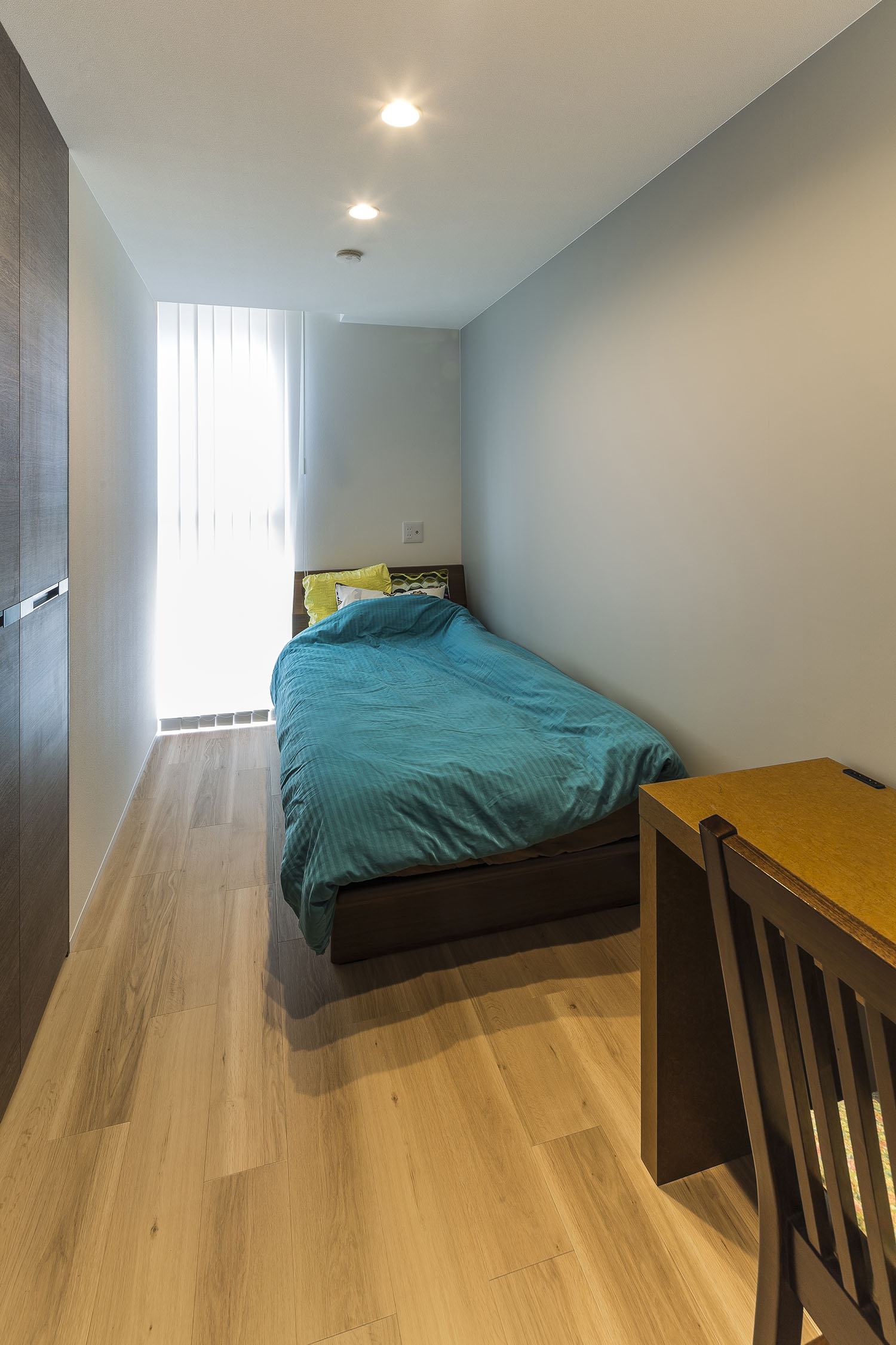 縦長の窓から光が入るベッドと勉強机を置いた子供部屋・デザイン住宅 注文住宅・デザイン住宅建築実例_『CASE476 3FLDK』_子供部屋