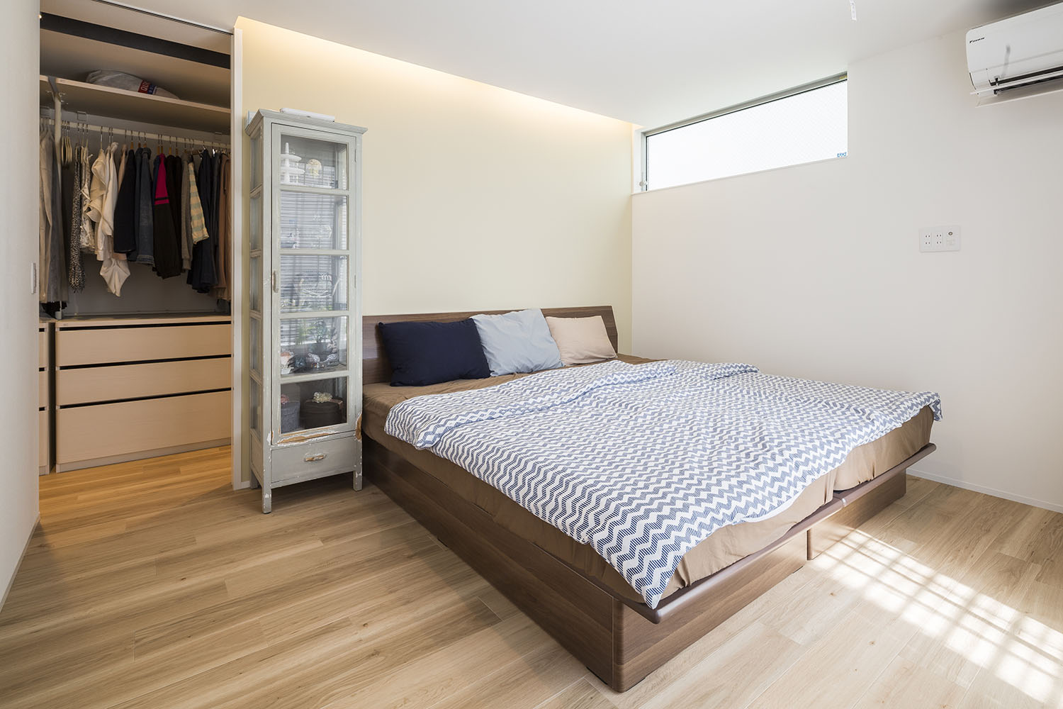 壁際に間接照明を取り付けたウォークインクローゼット付きの寝室・デザイン住宅 注文住宅・デザイン住宅建築実例_『CASE476 3FLDK』_寝室