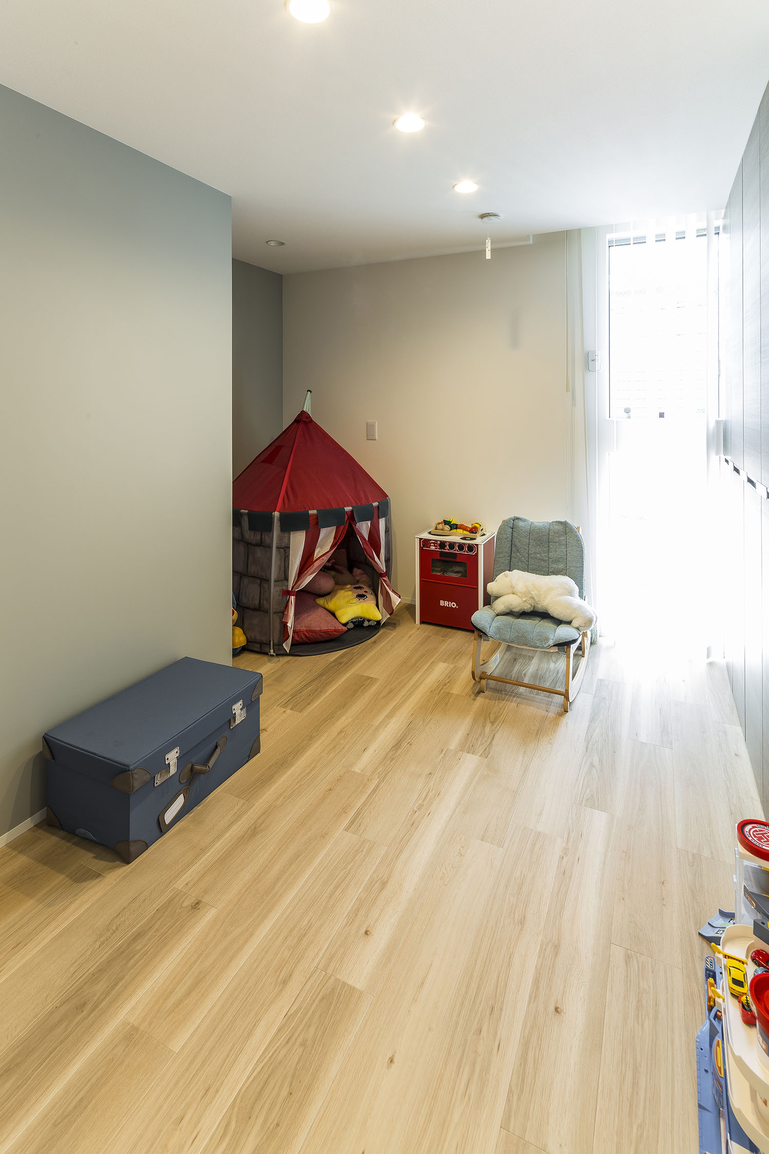 おもちゃが置かれた、水色のアクセントクロスがある子供部屋・デザイン住宅 注文住宅・デザイン住宅建築実例_『CASE476 3FLDK』_子供部屋