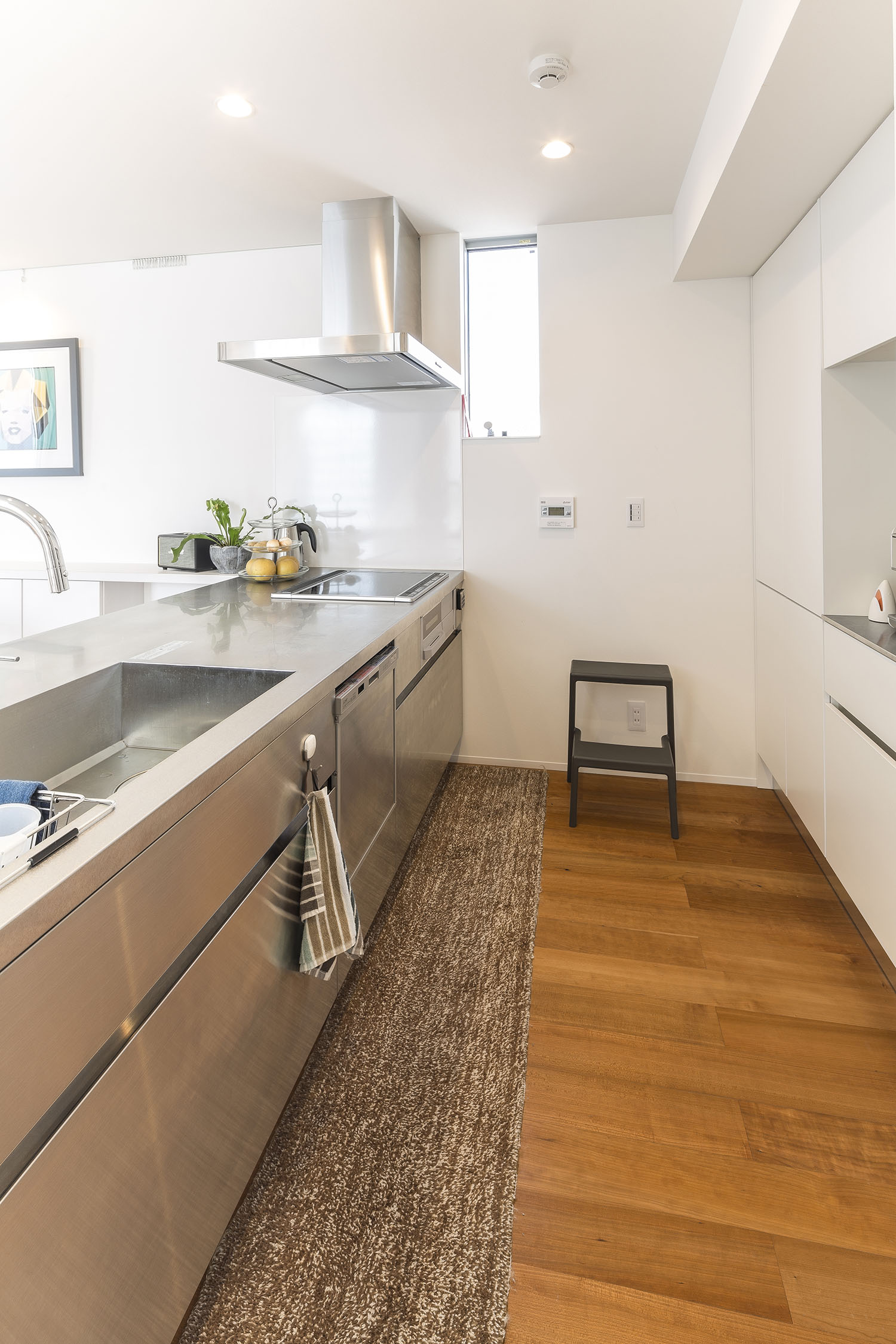 フローリングで背面にカップボードがあるステンレスのペニンシュラキッチン・デザイン住宅 注文住宅・デザイン住宅建築実例_『CASE476 3FLDK』_キッチン