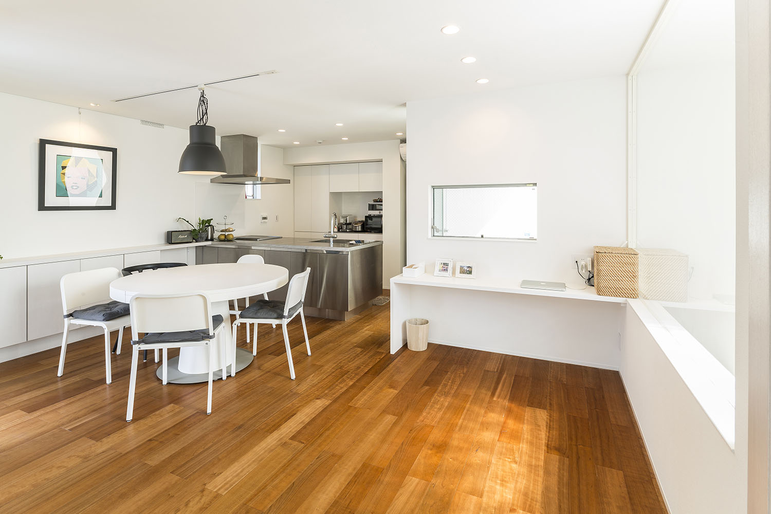 壁付けデスクのワークスペースがあるLDK・デザイン住宅 注文住宅・デザイン住宅建築実例_『CASE476 3FLDK』_LDK