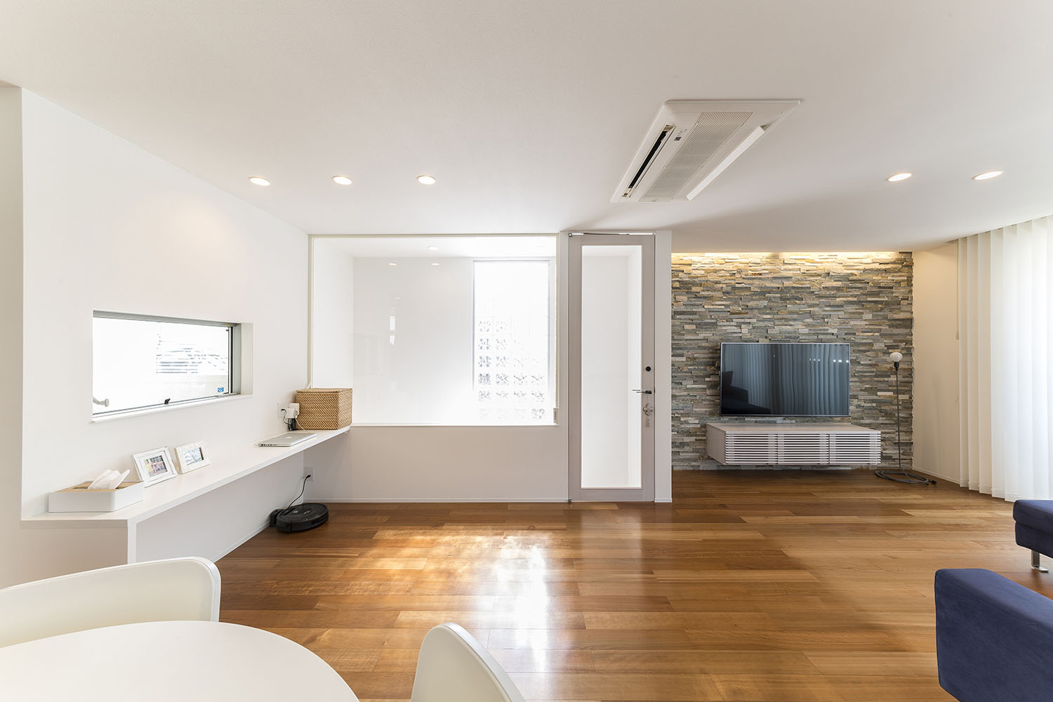 タイルのアクセントウォールに間接照明が取り付けられた室内窓のあるLDK・デザイン住宅 注文住宅・デザイン住宅建築実例_『CASE476 3FLDK』_LDK