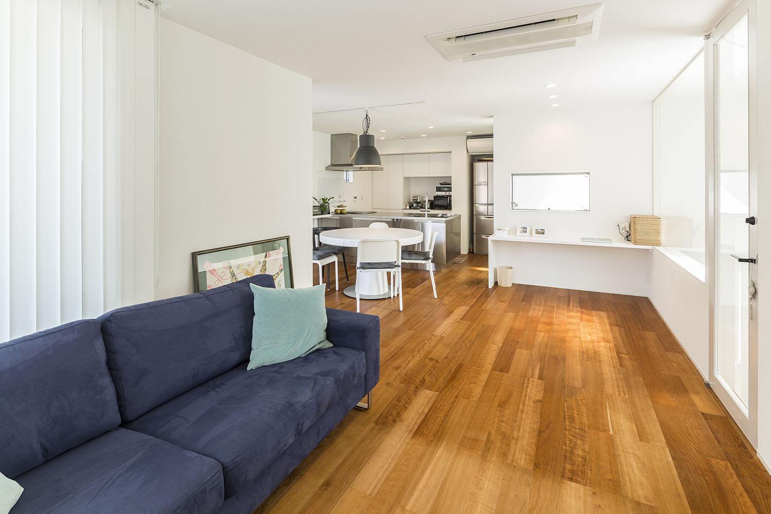 白い壁で明るい色のフローリングのLDK・デザイン住宅 注文住宅・デザイン住宅建築実例_『CASE476 3FLDK』_LDK