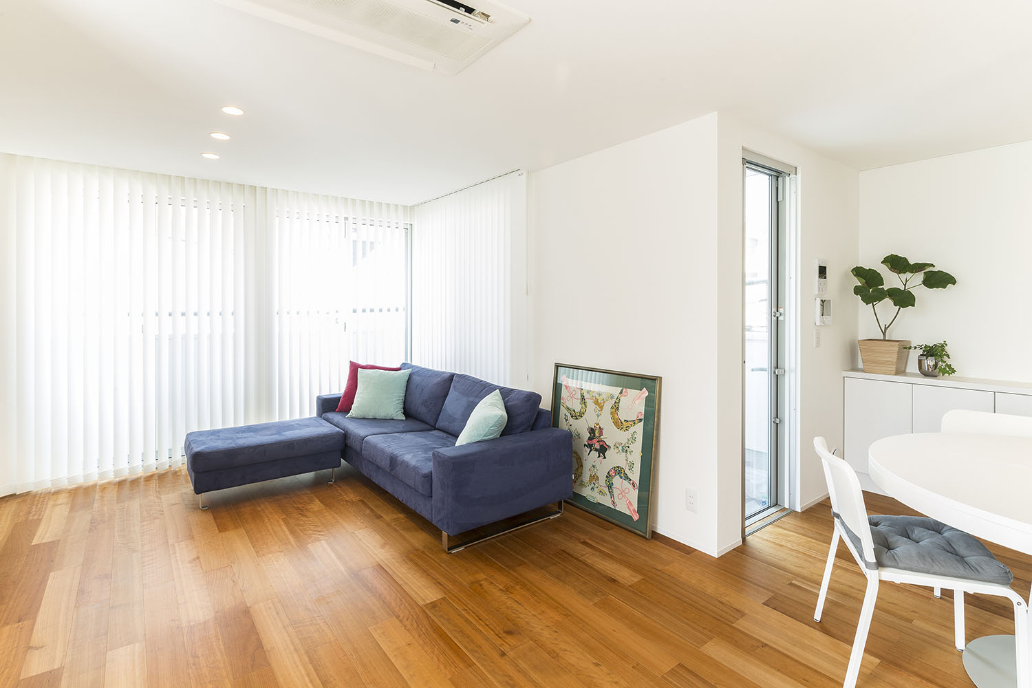 ブラインド付きの窓から光が入る明るいLDK・デザイン住宅 注文住宅・デザイン住宅建築実例_『CASE476 3FLDK』_LDK