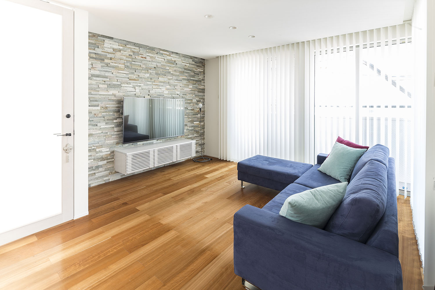 タイルのアクセントウォールに壁かけテレビがあるフローリングのLDK・デザイン住宅 注文住宅・デザイン住宅建築実例_『CASE476 3FLDK』_LDK